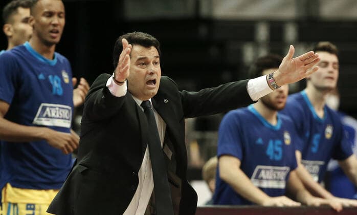 Coach Israel Gonzales pointing, gesturing action upper body upper body Sport Basketball BBL Pokal Achtelfinale Bundesliga Herren Saison 2021 2022 03 10 2021 ALBA Berlin vs Telekom Baskets Bonn