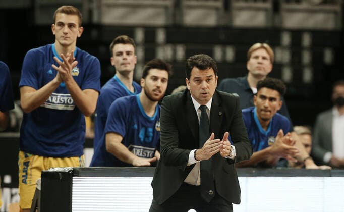 Coach Israel Gonzales pointing, gesturing action upper body upper body Sport Basketball BBL Pokal Achtelfinale Bundesliga Herren Saison 2021 2022 03 10 2021 ALBA Berlin vs Telekom Baskets Bonn
