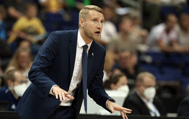 Coach Tuomas Iisalo action upper body upper body sport basketball BBL cup eighth final Bundesliga men season 2021 2022 03 10 2021 ALBA Berlin vs Telekom Baskets Bonn