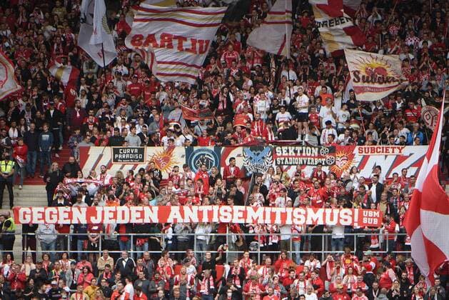 Bilder des Jahres 2021, Sport 10 Oktober Sport Themen der Woche KW39 Sport Bilder des Tages 03.10.2021 Mainz, MEWA ARENA 1. Bundesliga Saison 2021 2022 1. FSV Mainz 05 - Union Berlin Endlich wieder volles Haus bei den Mainzer Ultras Fans die sich gegen jeden Antisemitismus stellen emspor, DFL regulations prohibit any use of photographs as image sequences and or quasi-video *** 03 10 2021 Mainz, MEWA ARENA 1 Bundesliga Saison 2021 2022 1 FSV Mainz 05 Union Berlin Finally a full house again for the Mainz Ultras fans who oppose all anti-Semitism emspor, DFL regulations prohibit any use of photographs as image sequences and or quasi video