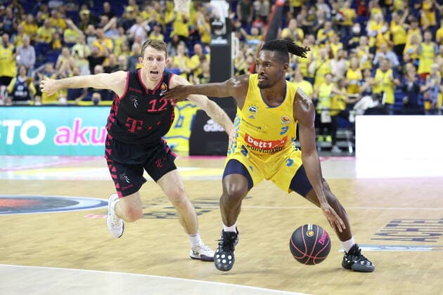 DEU, GER, Cup, ALBA vs Bonn, 02 10 2021, Mercedes Benz Arena, Berlin, DEU, GER, Cup, ALBA vs Bonn, in picture Jaleen Smith ALBA Berlin 3 , Skyler Bowlin Telekom Baskets Bonn 12 nordphotoxGmbHx xEngler nph00076