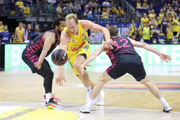 DEU, GER, Cup, ALBA vs Bonn, 02 10 2021, Mercedes Benz Arena, Berlin, DEU, GER, Cup, ALBA vs Bonn, pictured Luke Sikma ALBA Berlin 43 , Justin Gorham Telekom Baskets Bonn 4 , Skyler Bowlin Telekom Baskets Bonn 12 nordphotoxGmbHx xEngler nph00076