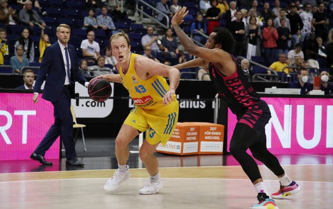 Luke Sikma, b44 action game scene duel sports basketball BBL Pokal Achtelfinale Bundesliga Herren Saison 2021 2022 03 10 2021 ALBA Berlin vs Telekom Baskets Bonn