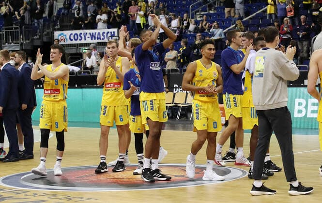 Alba team celebrates victory jubilant joy emotion jubilation after end of game Sports Basketball BBL Cup Round of 16 Bundesliga men season 2021 2022 03 10 2021 ALBA Berlin vs Telekom Baskets Bonn