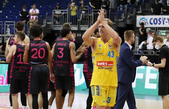 Luke Sikma, Alba celebrate victory jubilant joy emotion jubilation after end of game Sport Basketball BBL Pokal Achtelfinale Bundesliga Herren Saison 2021 2022 03 10 2021 ALBA Berlin vs Telekom Baskets Bonn