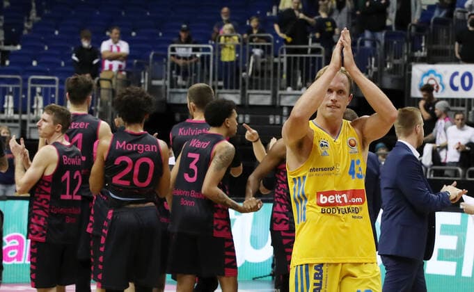 Luke Sikma, Alba celebrate victory jubilant joy emotion jubilation after end of game Sport Basketball BBL Pokal Achtelfinale Bundesliga Herren Saison 2021 2022 03 10 2021 ALBA Berlin vs Telekom Baskets Bonn
