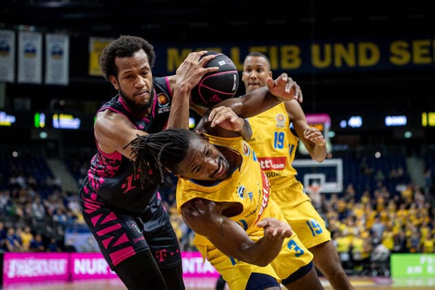 Basketball Berlin 03 10 2021 Season 2021 2022 MagentaSport BBL Cup Round of 16 Alba Berlin Telekom Baskets Bonn Jaleen Smith Alba Berlin, No 03 Justin Gorham Bonn, No 04