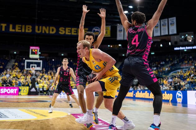 Basketball Berlin 03 10 2021 Season 2021 2022 MagentaSport BBL Cup Round of 16 Alba Berlin Telekom Baskets Bonn Luke Sikma Alba Berlin, No 43 Justin Gorham Bonn, No 04 Jeremy Morgan Bonn, No 20