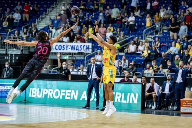 Basketball Berlin 03 10 2021 Season 2021 2022 MagentaSport BBL Cup Round of 16 Alba Berlin Telekom Baskets Bonn Maodo Lo Alba Berlin, No 00 Jeremy Morgan Bonn, No 20