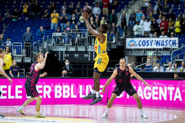 Basketball Berlin 03 10 2021 Season 2021 2022 MagentaSport BBL Cup Round of 16 Alba Berlin Telekom Baskets Bonn Jaleen Smith Alba Berlin, No 03 Karsten Tadda Bonn, No 09 Skyler Bowlin Bonn, No 12