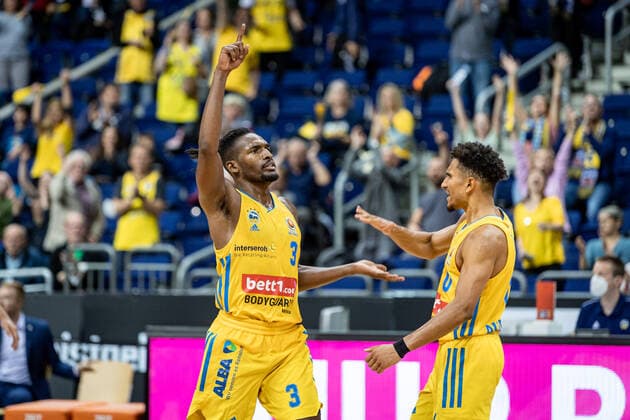 Basketball Berlin 03 10 2021 Season 2021 2022 MagentaSport BBL Cup Round of 16 Alba Berlin Telekom Baskets Bonn Cheers Jaleen Smith Alba Berlin, No 03 Maodo Lo Alba Berlin, No 00