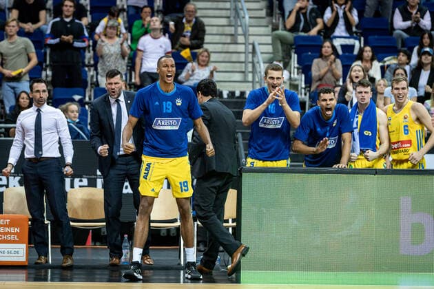 Basketball Berlin 03 10 2021 Season 2021 2022 MagentaSport BBL Cup Round of 16 Alba Berlin Telekom Baskets Bonn Cheers Louis Olinde Alba Berlin, No 19 Tim Schneider Alba Berlin, No 10 Oscar Da Silva Alba Berlin, No 01 Jonas Mattisseck Alba Berlin, No 09 Malte Delow Alba Berlin, No 06 and Others