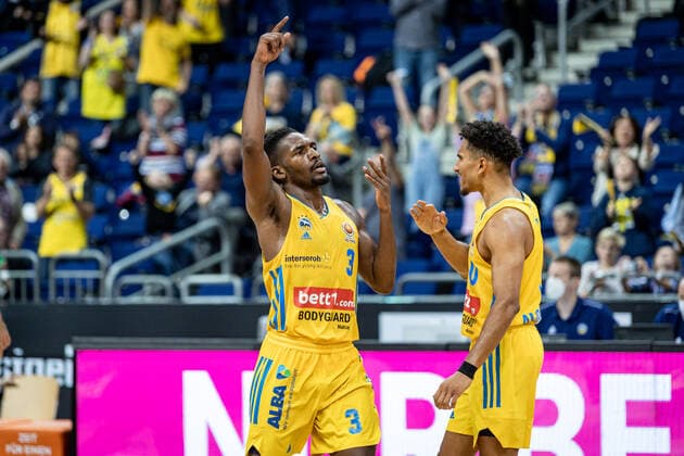 Basketball Berlin 03 10 2021 Season 2021 2022 MagentaSport BBL Cup Round of 16 Alba Berlin Telekom Baskets Bonn Cheers Jaleen Smith Alba Berlin, No 03 Maodo Lo Alba Berlin, No 00