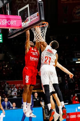 left Kenneth Ogbe Brose Bamberg, 25 right Augustine Rubit Bayern Munich, 21 Cup Semifinal FC Bayern München Brose Bamberg easyCredit BBL magentaSPORT BBL Cup Basketball Season 2021 22 03 10 2020 Audi Dome Copyright: DanielxLöb