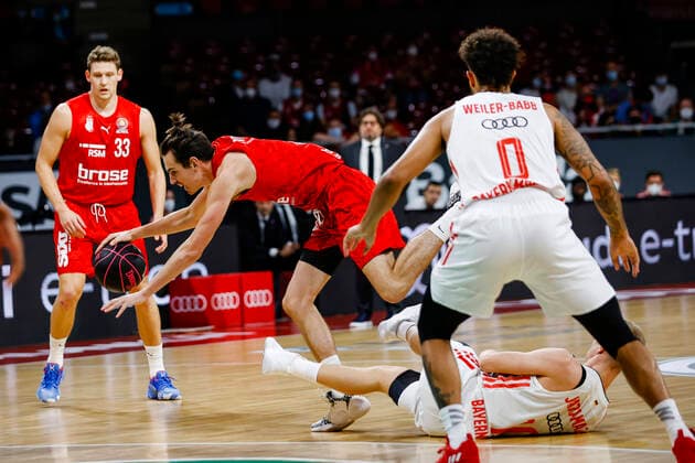 left Omar Prewitt Brose Bamberg, 04 bottom right Ognjen Jaramaz Bayern Munich, 10 Cup Semifinal FC Bayern München Brose Bamberg easyCredit BBL magentaSPORT BBL Cup Basketball Season 2021 22 03 10 2020 Audi Dome Copyright: DanielxLöb