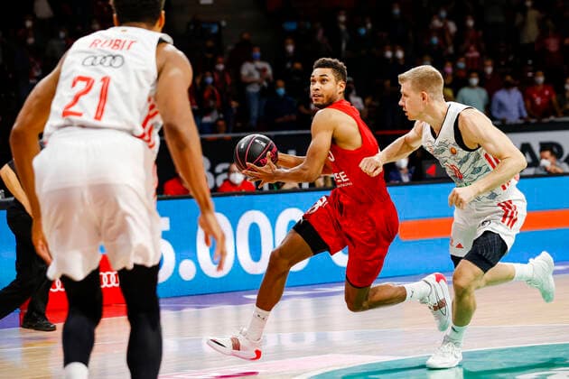 left Kenneth Ogbe Brose Bamberg, 25 right Ognjen Jaramaz Bayern Munich, 10 Cup Semifinal FC Bayern München Brose Bamberg easyCredit BBL magentaSPORT BBL Cup Basketball Season 2021 22 03 10 2020 Audi Dome Copyright: DanielxLöb