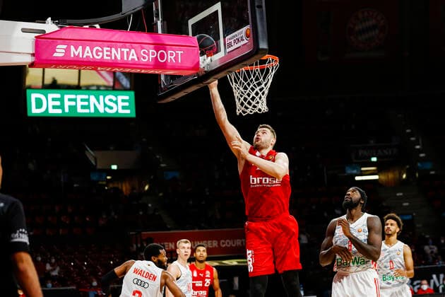 Center Martinas Geben Brose Bamberg, 22 right Othello Hunter Bayern Munich, 08 left Corey Walden Bayern Munich, 02 Cup Semifinal FC Bayern Munich Brose Bamberg easyCredit BBL magentaSPORT BBL Cup Basketball Season 2021 22 03 10 2020 Audi Dome Copyright: DanielxLöb