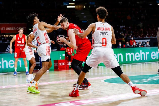 Center Martinas Geben Brose Bamberg, 22 right Nick Weiler Babb Bayern Munich, 00 left Jason George Bayern Munich, 12 Cup Semifinal FC Bayern München Brose Bamberg easyCredit BBL magentaSPORT BBL Cup Basketball Season 2021 22 03 10 2020 Audi Dome Copyright: DanielxLöb
