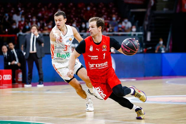 right Frankie Ferrari Brose Bamberg, 01 left Zan Sisko Bayern Munich, 31 Cup Semifinal FC Bayern München Brose Bamberg easyCredit BBL magentaSPORT BBL Cup Basketball Season 2021 22 03 10 2020 Audi Dome Copyright: DanielxLöb