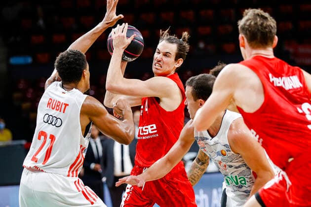 Center Omar Prewitt Brose Bamberg, 04 left Augustine Rubit Bayern Munich, 21 Cup Semifinal FC Bayern München Brose Bamberg easyCredit BBL magentaSPORT BBL Cup Basketball Season 2021 22 03 10 2020 Audi Dome Copyright: DanielxLöb