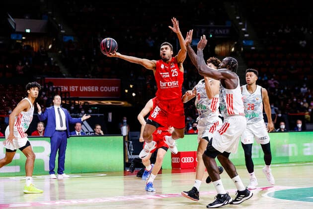 left Kenneth Ogbe Brose Bamberg, 25 right Othello Hunter Bayern Munich, 08 right Augustine Rubit Bayern Munich, 21 Cup Semifinal FC Bayern München Brose Bamberg easyCredit BBL magentaSPORT BBL Cup Basketball Season 2021 22 03 10 2020 Audi Dome Copyright: DanielxLöb