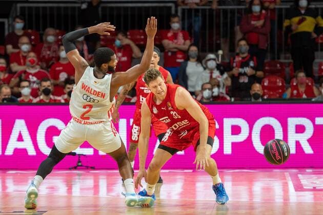 Corey Walden 2 FC Bayern , Patrick Heckmann 33 Brose Bamberg , FC Bayern Basketball vs Brose Bamberg, easyCredit BBL, 03 10 2021 Muenchen Bayern Germany Copyright: xkolbert-press UlrichxGamelx