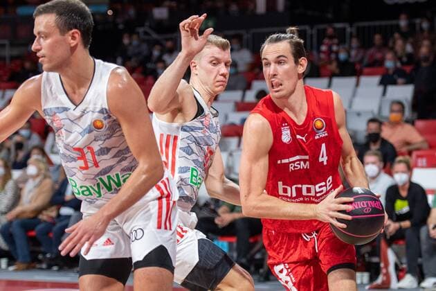 Zan Mark Sisko 31 FC Bayern , Ognjen Jaramaz 10 FC Bayern , Omar Prewitt 4 Brose Bamberg , FC Bayern Basketball vs Brose Bamberg, easyCredit BBL, 03 10 2021 Muenchen Bayern Germany Copyright: xkolbert-press UlrichxGamelx