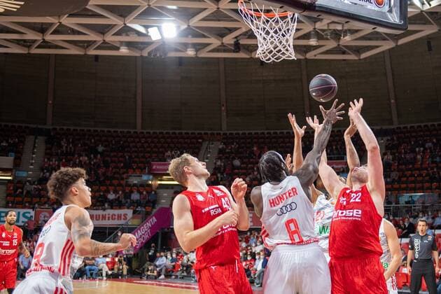 Christian Sengfelder 43 Brose Bamberg , Othello Hunter 8 FC Bayern , Martinas Geben 22 Brose Bamberg , FC Bayern Basketball vs Brose Bamberg, easyCredit BBL, 03 10 2021 Muenchen Bayern Germany Copyright: xkolbert-press UlrichxGamelx