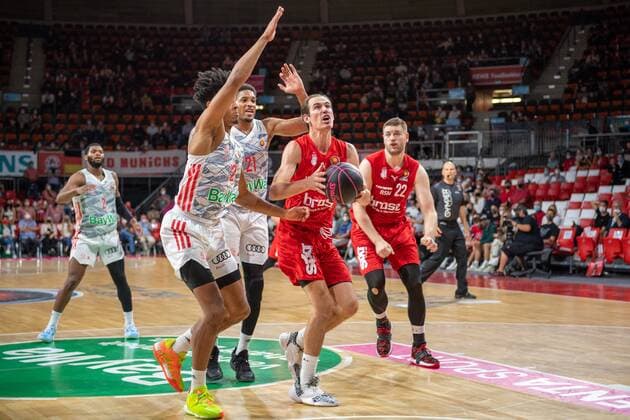 Jason George 12 FC Bayern , Omar Prewitt 4 Brose Bamberg , Martinas Geben 22 Brose Bamberg , FC Bayern Basketball vs Brose Bamberg, easyCredit BBL, 03 10 2021 Muenchen Bayern Germany Copyright: xkolbert-press UlrichxGamelx