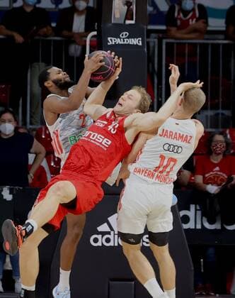 In Bedraengnis Bambergs 43 SENGFELDER between Bayerns 2 Corey WALDEN and Bayerns 10 Ognien JARAMAZ Basketball, Bayern Bamberg, BBL Cup, Round of 16, 2021 2022 season, on 3 10 2021 in Munich, A U D I D O M E, Germany Source Copyright Credit Oryk HAIST x1DX36578.JPGx