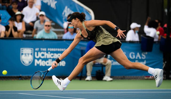 October 3, 2021, CHICAGO, UNITED STATES: Garbine Muguruza of Spain in action during the final of the 2021 Chicago Fall Tennis Classic WTA, Tennis Damen 500 tennis tournament against Ons Jabeur of Tunisia CHICAGO UNITED STATES - ZUMAa181 20211003_zaa_a181_115 Copyright: xRobxPrangex