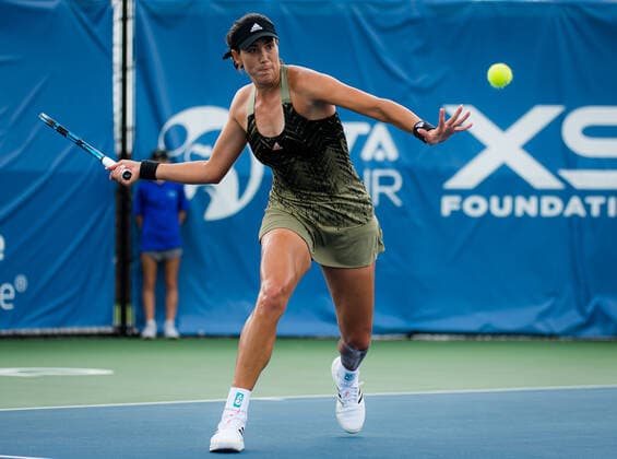 October 3, 2021, CHICAGO, UNITED STATES: Garbine Muguruza of Spain in action during the final of the 2021 Chicago Fall Tennis Classic WTA, Tennis Damen 500 tennis tournament against Ons Jabeur of Tunisia CHICAGO UNITED STATES - ZUMAa181 20211003_zaa_a181_119 Copyright: xRobxPrangex