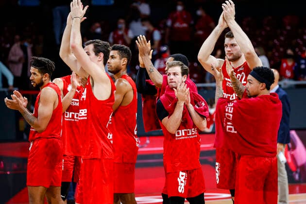 Disappointment at Bamberg vlnr Marvin Omuvwie Brose Bamberg, 11 Omar Prewitt Brose Bamberg, 04 Kenneth Ogbe Brose Bamberg, 25 Frankie Ferrari Brose Bamberg, 01 Martinas Geben Brose Bamberg, 22 Justin Robinson Brose Bamberg, 12 Cup Semifinal FC Bayern München Brose Bamberg easyCredit BBL magentaSPORT BBL Cup Basketball Season 2021 22 03 10 2020 Audi Dome Copyright: DanielxLöb