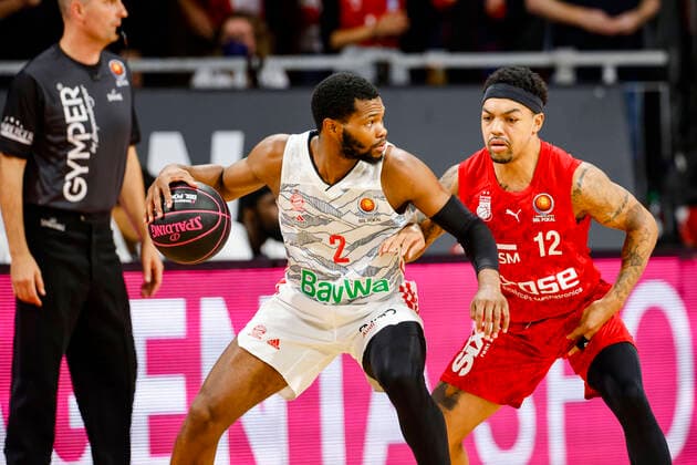 left Corey Walden Bayern Munich, 02 right Justin Robinson Brose Bamberg, 12 Cup Semifinal FC Bayern München Brose Bamberg easyCredit BBL magentaSPORT BBL Cup Basketball Season 2021 22 03 10 2020 Audi Dome Copyright: DanielxLöb