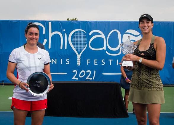 Mandatory Credit: Photo by Rob Prange Shutterstock (12471262ab) Ons Jabeur of Tunisia & Garbine Muguruza of Spain after the final of the 2021 Chicago Fall Tennis Classic WTA, Tennis Damen 500 tennis tournament Chicago Fall Tennis Classic 2021, Tennis, Chicago, USA - 03 Oct 2021 Chicago Fall Tennis Classic 2021, Tennis, Chicago, USA - 03 Oct 2021  Copyright: xRobxPrange Shutterstockx 12471262ab