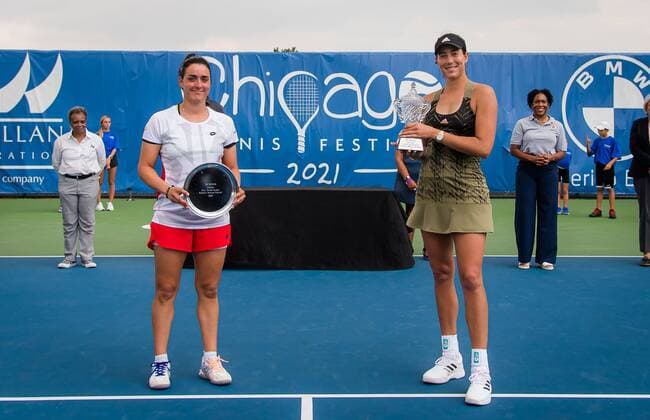 Mandatory Credit: Photo by Rob Prange Shutterstock (12471262ad) Ons Jabeur of Tunisia & Garbine Muguruza of Spain after the final of the 2021 Chicago Fall Tennis Classic WTA, Tennis Damen 500 tennis tournament Chicago Fall Tennis Classic 2021, Tennis, Chicago, USA - 03 Oct 2021 Chicago Fall Tennis Classic 2021, Tennis, Chicago, USA - 03 Oct 2021  Copyright: xRobxPrange Shutterstockx 12471262ad