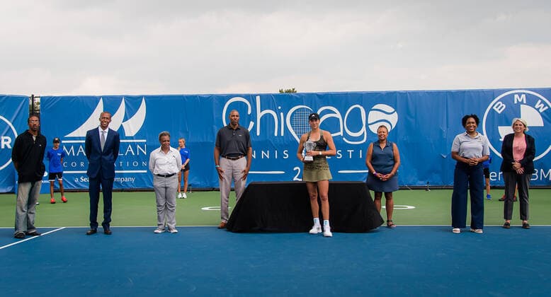 October 3, 2021, CHICAGO, UNITED STATES: Garbine Muguruza of Spain poses with the champions trophy after winning the final of the 2021 Chicago Fall Tennis Classic WTA, Tennis Damen 500 tennis tournament CHICAGO UNITED STATES - ZUMAa181 20211003_zaa_a181_175 Copyright: xRobxPrangex