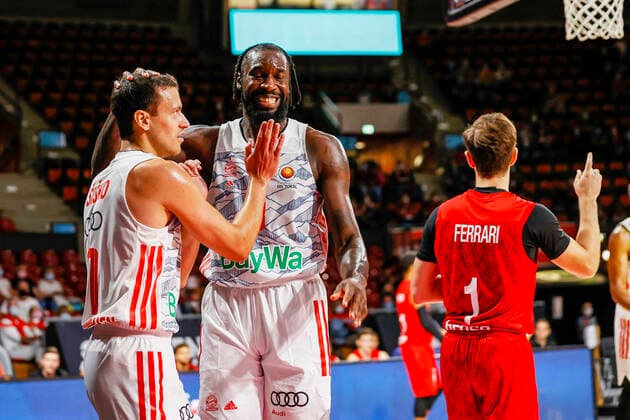left Zan Sisko Bayern Munich, 31 right Othello Hunter Bayern Munich, 08 Cup Semifinal FC Bayern München Brose Bamberg easyCredit BBL magentaSPORT BBL Cup Basketball Season 2021 22 03 10 2020 Audi Dome Copyright: DanielxLöb