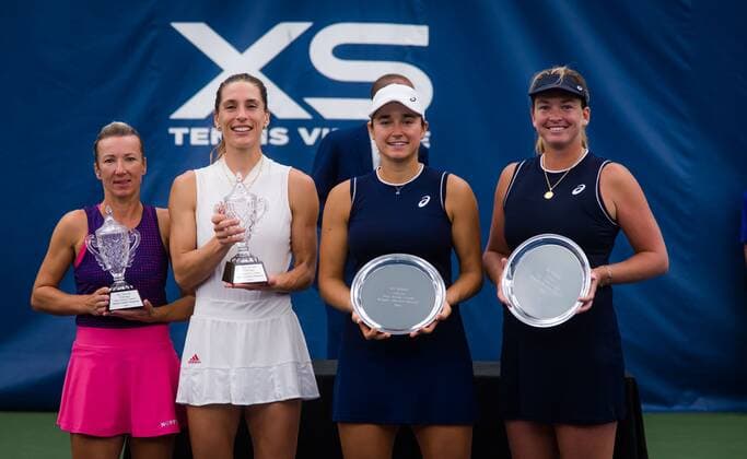 Mandatory Credit: Photo by Rob Prange Shutterstock (12471262ah) Andrea Petkovic of Germany & Kveta Peschke of the Czech Republic & Caroline Dolehide & CoCo Vandeweghe of the United States with their trophies after the doubles final of the 2021 Chicago Fall Tennis Classic WTA, Tennis Damen 500 tennis tournament Chicago Fall Tennis Classic 2021, Tennis, Chicago, USA - 03 Oct 2021 Chicago Fall Tennis Classic 2021, Tennis, Chicago, USA - 03 Oct 2021  Copyright: xRobxPrange Shutterstockx 12471262ah