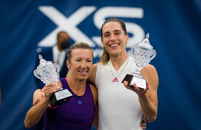 Bilder des Jahres 2021, Sport 10 Oktober Sport Themen der Woche KW39 Sport Bilder des Tages Mandatory Credit: Photo by Rob Prange Shutterstock (12471262ai) Andrea Petkovic of Germany & Kveta Peschke of the Czech Republic after winning the doubles final of the 2021 Chicago Fall Tennis Classic WTA, Tennis Damen 500 tennis tournament Chicago Fall Tennis Classic 2021, Tennis, Chicago, USA - 03 Oct 2021 Chicago Fall Tennis Classic 2021, Tennis, Chicago, USA - 03 Oct 2021  Copyright: xRobxPrange Shutterstockx 12471262ai