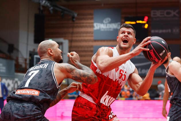 03 10 2021, Basketball, Magenta Sport BBL Cup, 2021, 2022, Round of 16, s Oliver Wuerzburg SYNTAINICS MBC, GER, Wuerzburg, s Oliver Arena Picture from left Sergio Kerusch MBC and Filip Stanic s Oliver Wuerzburg Copyright: HMBxMedia xHeikoxBecker