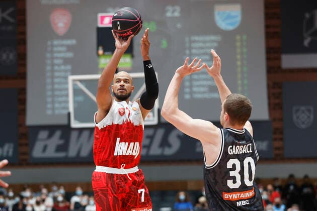 03 10 2021, Basketball, Magenta Sport BBL Cup, 2021, 2022, Round of 16, s Oliver Wuerzburg SYNTAINICS MBC, GER, Wuerzburg, s Oliver Arena Picture from left Alex King s Oliver Wuerzburg and Jakub Garbacz MBC Copyright: HMBxMedia xHeikoxBecker