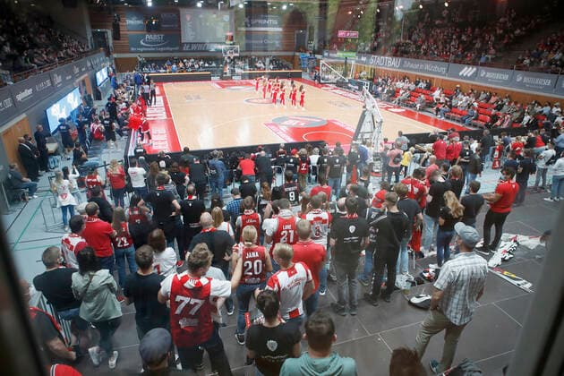 03 10 2021, Basketball, Magenta Sport BBL Cup, 2021, 2022, Round of 16, s Oliver Wuerzburg SYNTAINICS MBC, GER, Wuerzburg, s Oliver Arena Bild v li Wieder Zuschauer in der Halle Copyright: HMBxMedia xHeikoxBecker