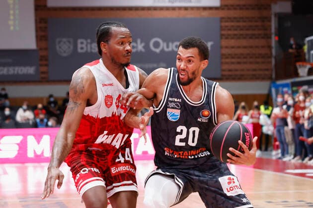 03 10 2021, Basketball, Magenta Sport BBL Cup, 2021, 2022, Round of 16, s Oliver Wuerzburg SYNTAINICS MBC, GER, Wuerzburg, s Oliver Arena Picture from left William Buford s Oliver Wuerzburg and Jamel Morris MBC Copyright: HMBxMedia xHeikoxBecker