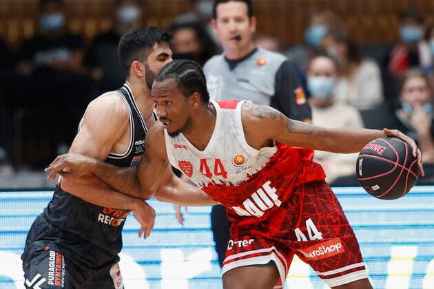 03 10 2021, Basketball, Magenta Sport BBL Cup, 2021, 2022, Round of 16, s Oliver Wuerzburg SYNTAINICS MBC, GER, Wuerzburg, s Oliver Arena Picture from left Behnam Yakhchali MBC and William Buford s Oliver Wuerzburg Copyright: HMBxMedia xHeikoxBecker