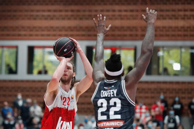 03 10 2021, Basketball, Magenta Sport BBL Cup, 2021, 2022, Round of 16, s Oliver Wuerzburg SYNTAINICS MBC, GER, Wuerzburg, s Oliver Arena Picture from left Craig Moller s Oliver Wuerzburg and Chris Coffey MBC Copyright: HMBxMedia xHeikoxBecker
