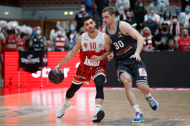 03 10 2021, Basketball, Magenta Sport BBL Cup, 2021, 2022, Round of 16, s Oliver Wuerzburg SYNTAINICS MBC, GER, Wuerzburg, s Oliver Arena Picture from left Luciano Parodi s Oliver Wuerzburg and Jakub Garbacz MBC Copyright: HMBxMedia xHeikoxBecker