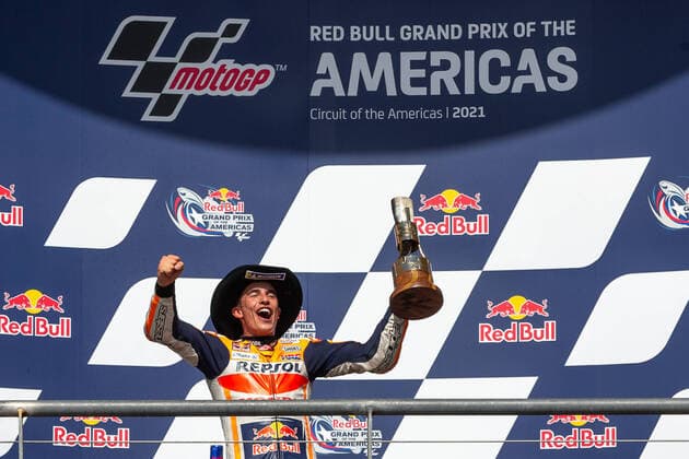 Bilder des Jahres 2021, Sport 10 Oktober Sport Themen der Woche KW39 Sport Bilder des Tages AUSTIN, TX - OCTOBER 03: Marc Marquez of Spain and Repsol Honda Team celebrates with his first place trophy in hand after the MotoGP Red Bull Grand Prix of the Americas on October 3, 2021, at Circuit of The Americas in Austin, Texas. (Photo by David Buono Icon Sportswire) AUTO: OCT 03 MotoGP Red Bull Grand Prix of the Americas Icon211003001