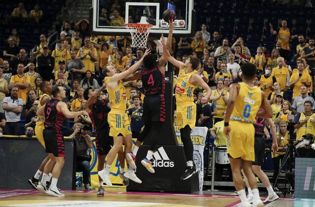 Luke Sikma, Justin Gorham, Ben Lammers Action Game Scene Duel Sports Basketball BBL Cup Round of 16 Bundesliga Men Season 2021 2022 03 10 2021 ALBA Berlin vs Telekom Baskets Bonn