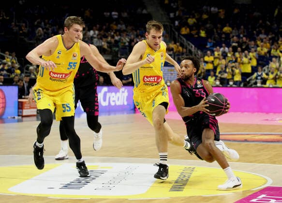 Ben Lammers, Malte Delow, Parker Jackson Cartwright action game scene duel humor sport basketball BBL Pokal Achtelfinale Bundesliga men season 2021 2022 03 10 2021 ALBA Berlin vs Telekom Baskets Bonn
